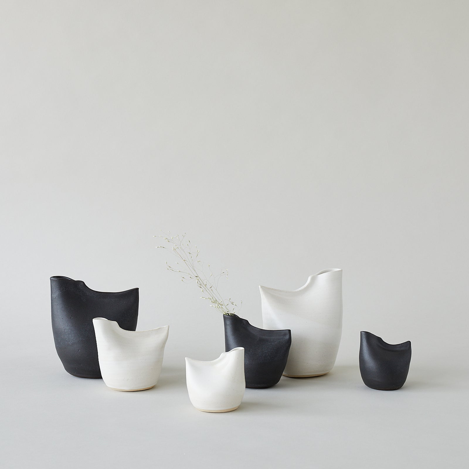 Classic Black Decorative Vase for Everyday Home Styling - Image 3